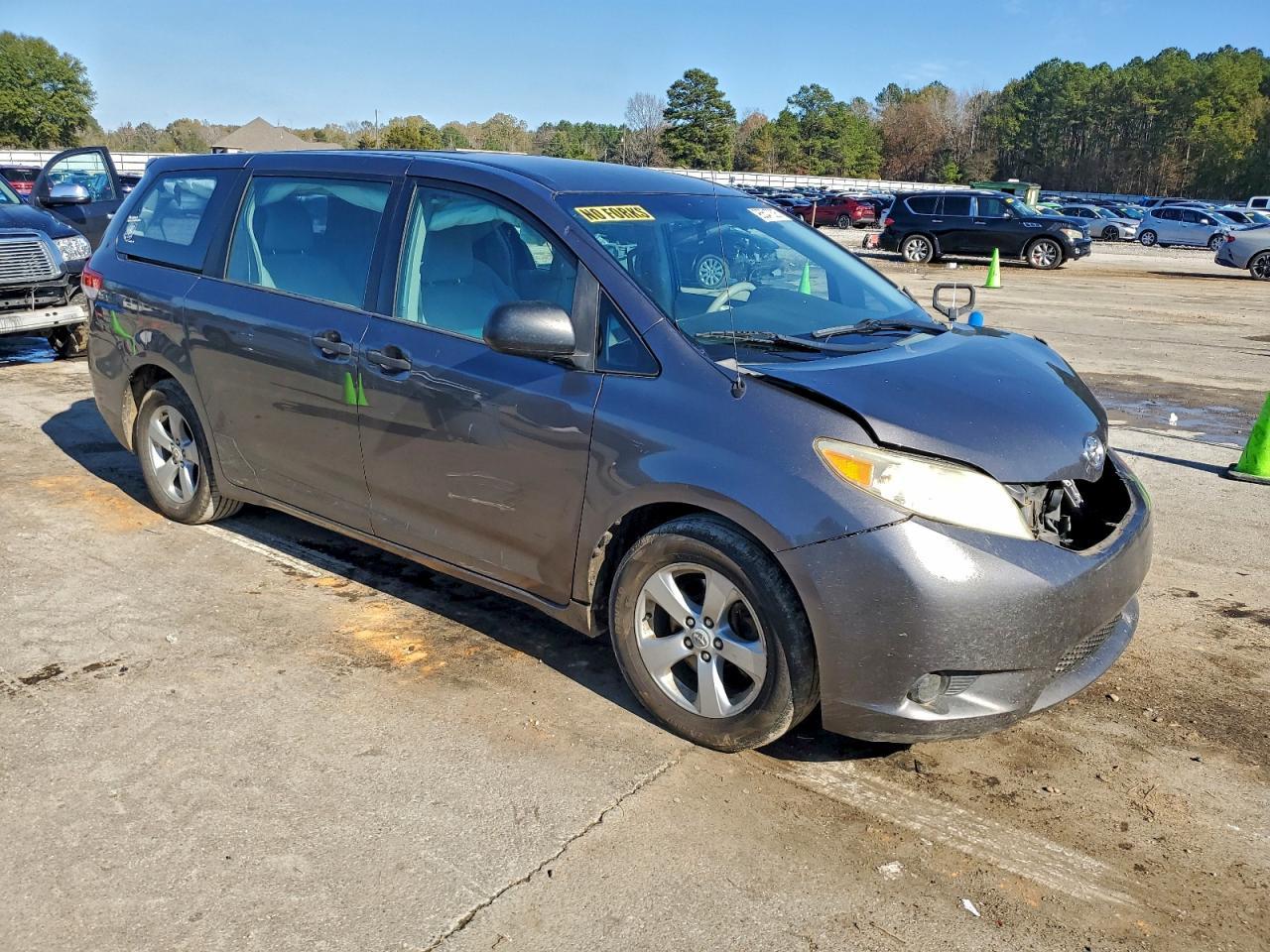 2012 TOYOTA SIENNA
