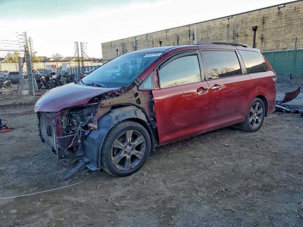 2013 TOYOTA SIENNA
