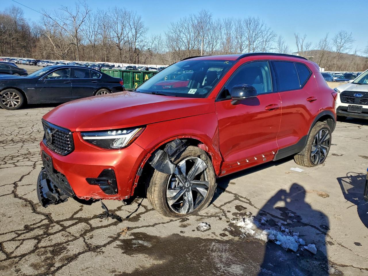 2025 VOLVO XC40