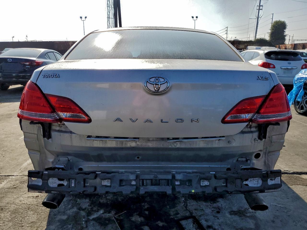 2005 TOYOTA Avalon