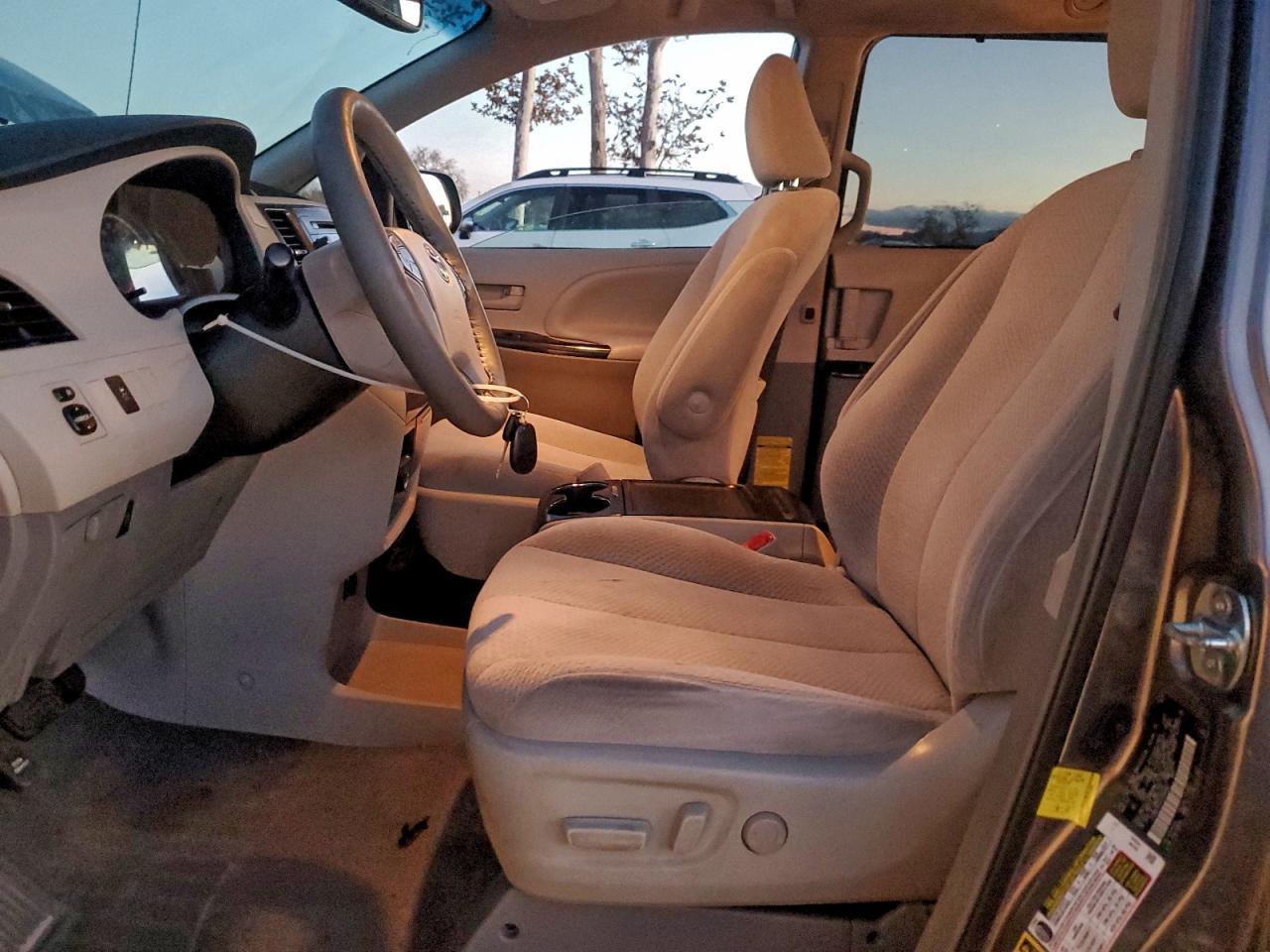 2012 TOYOTA SIENNA