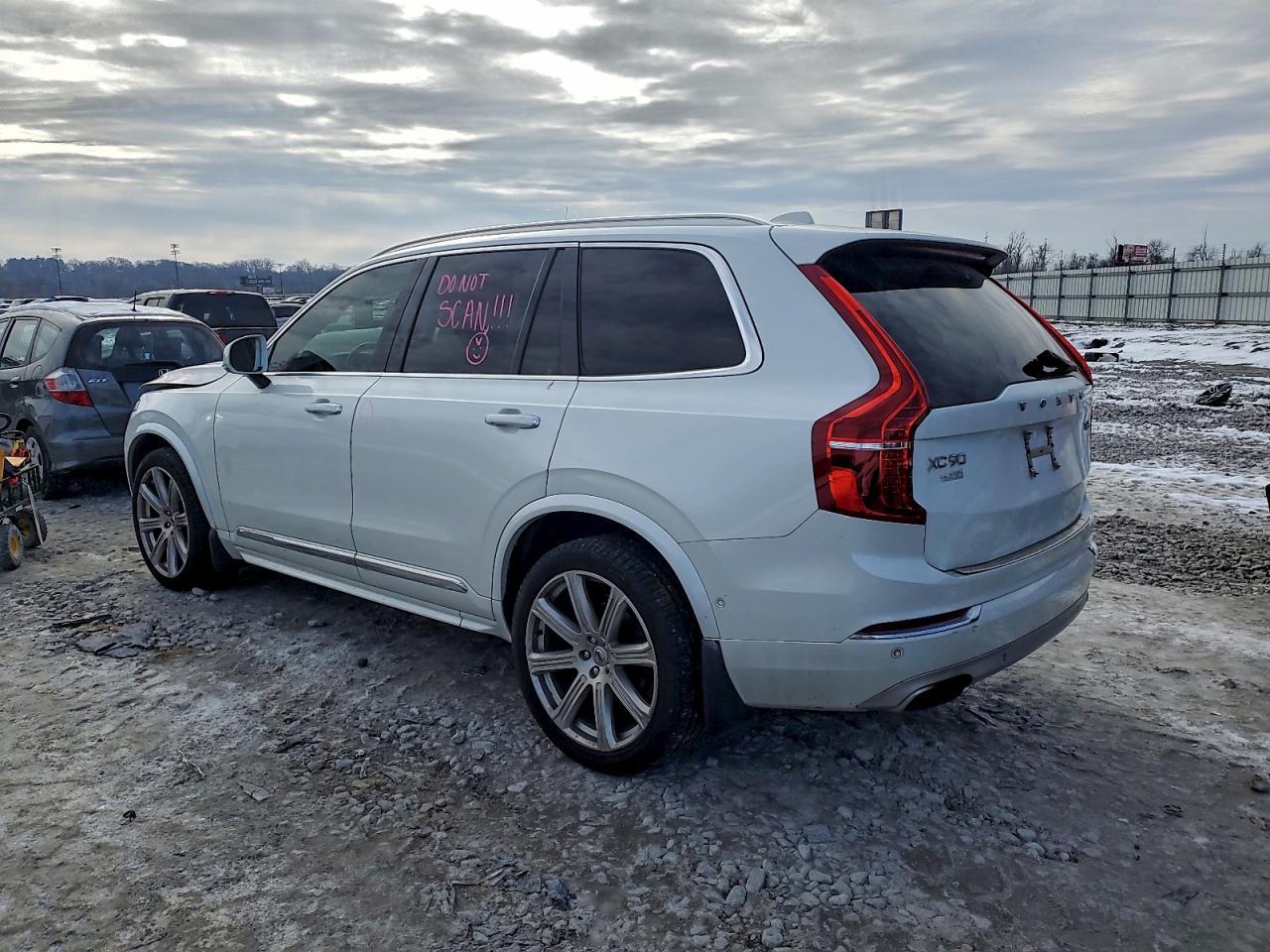 2016 VOLVO XC90