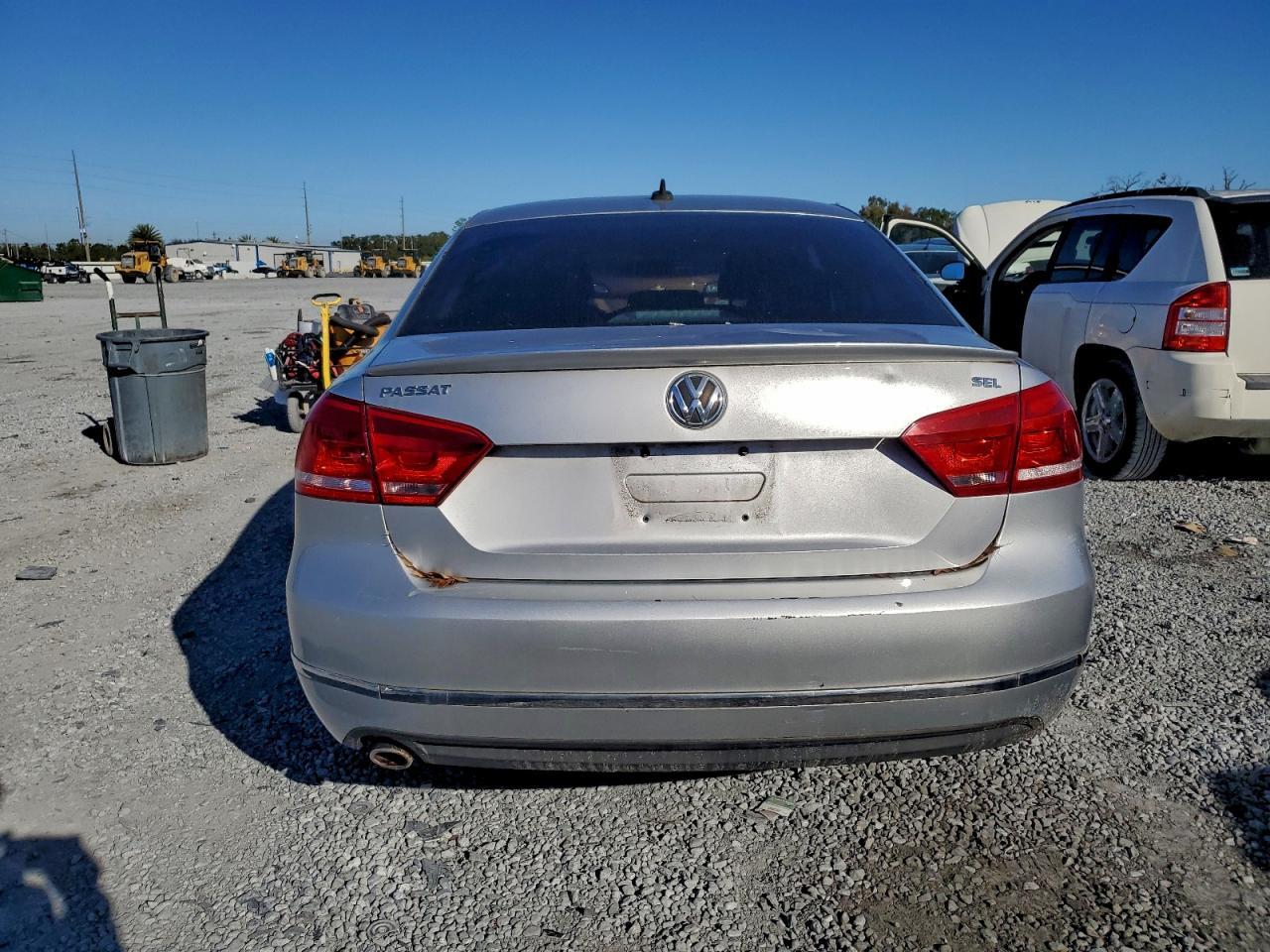 2012 VOLKSWAGEN Passat