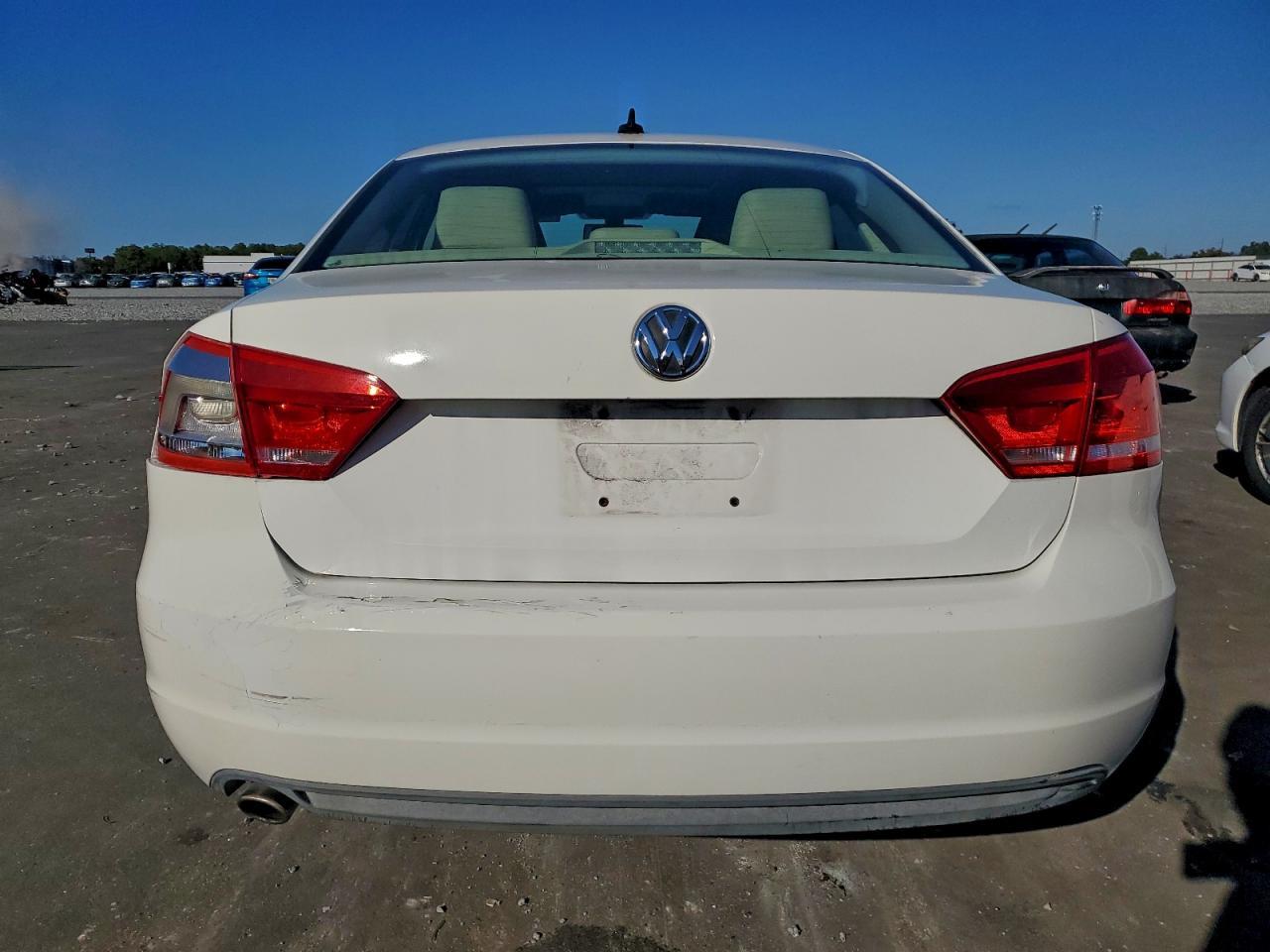 2012 VOLKSWAGEN Passat