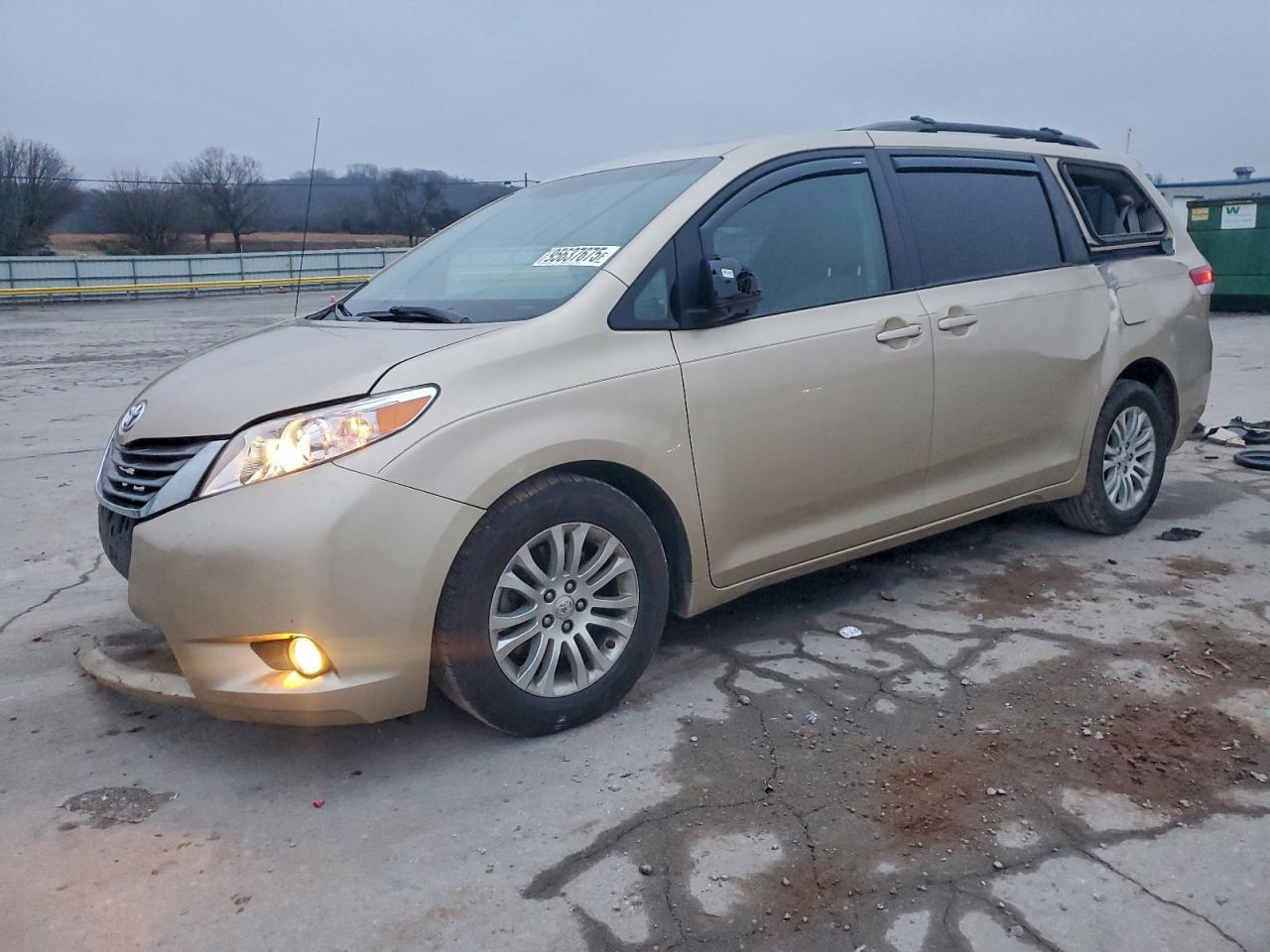 2011 TOYOTA SIENNA