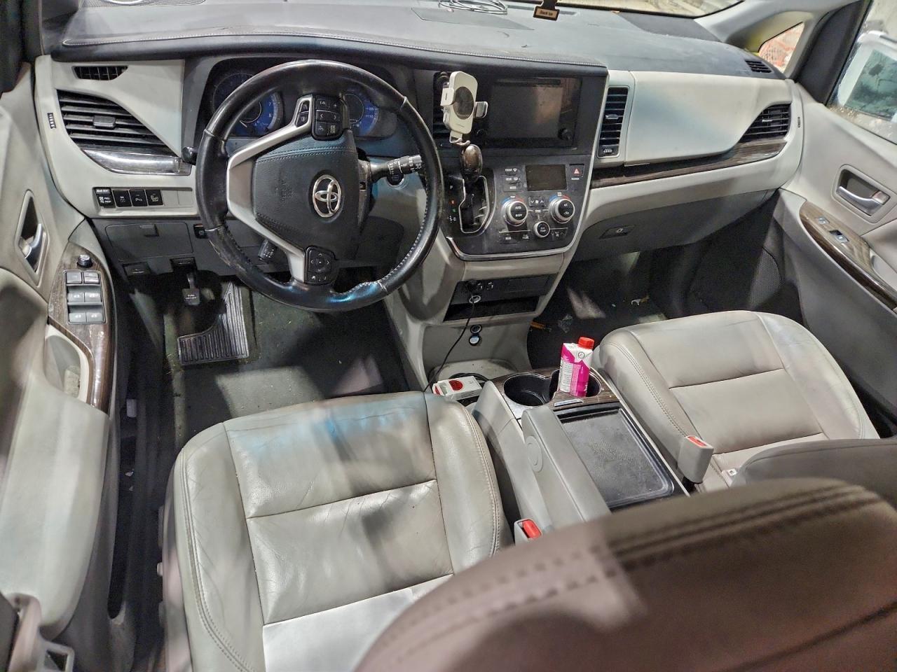 2016 TOYOTA SIENNA