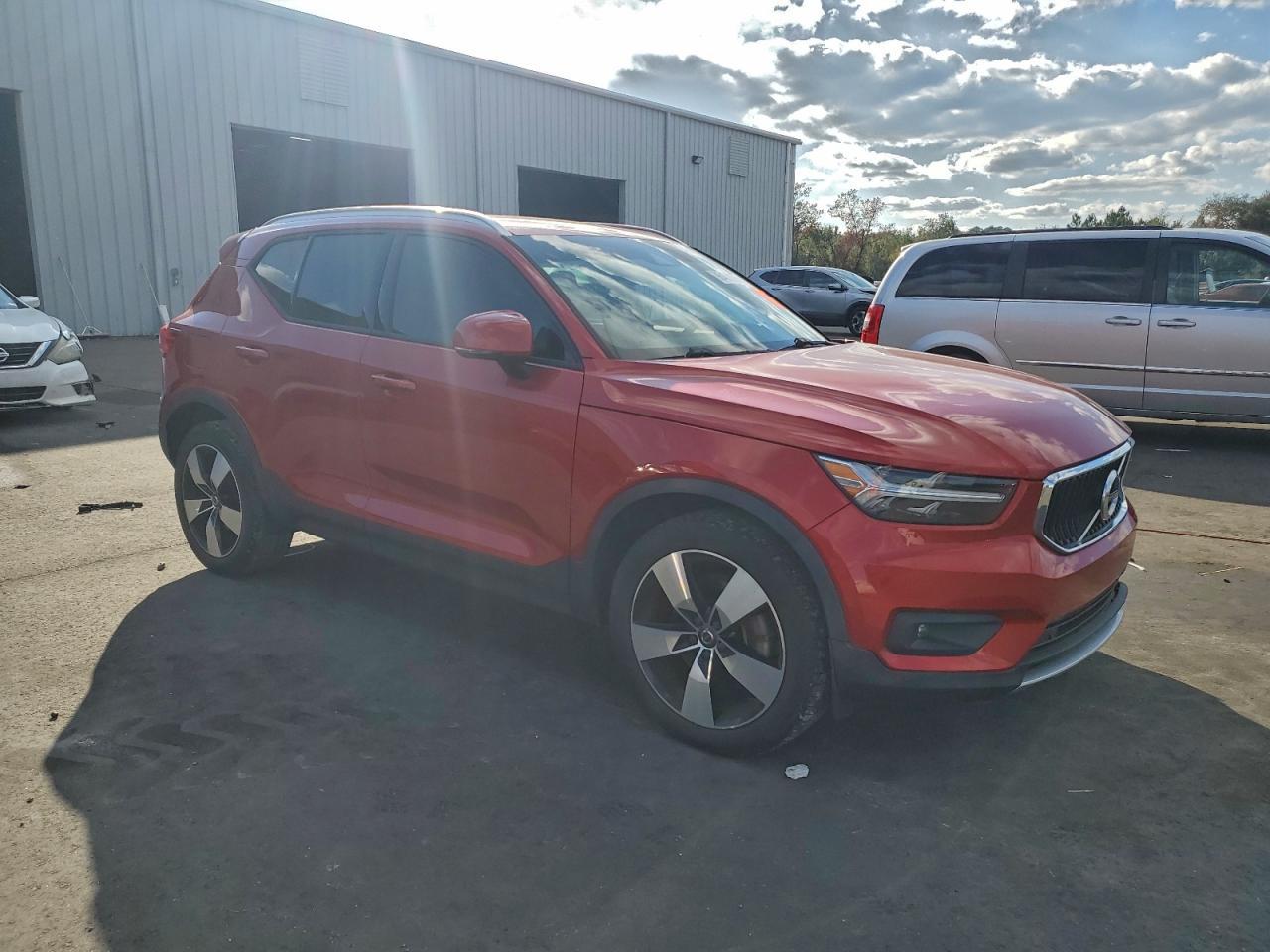 2021 VOLVO XC40