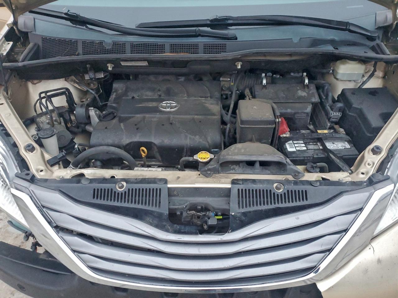 2011 TOYOTA SIENNA