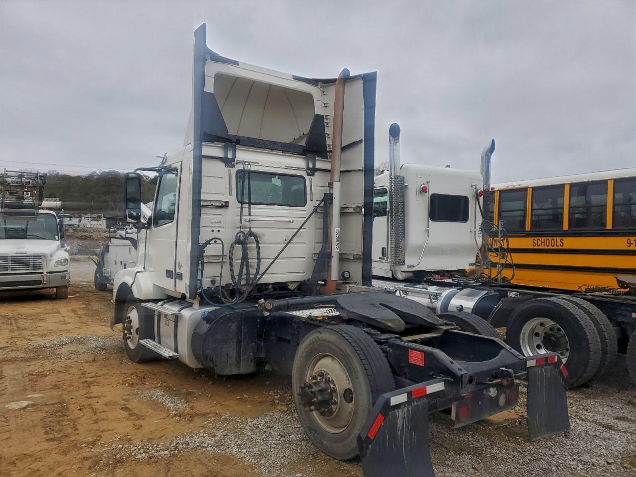 2017 VOLVO VNL