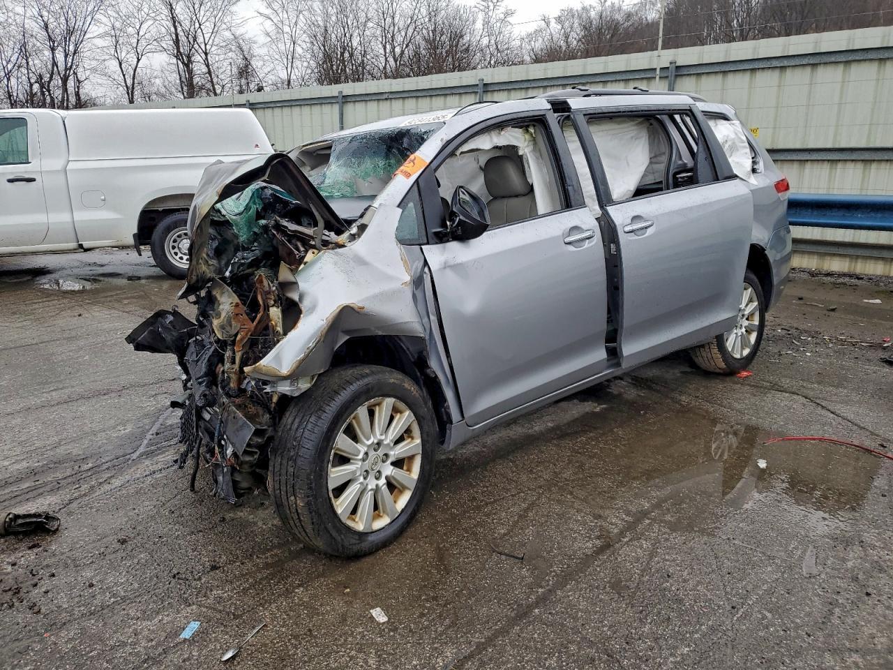 2012 TOYOTA SIENNA