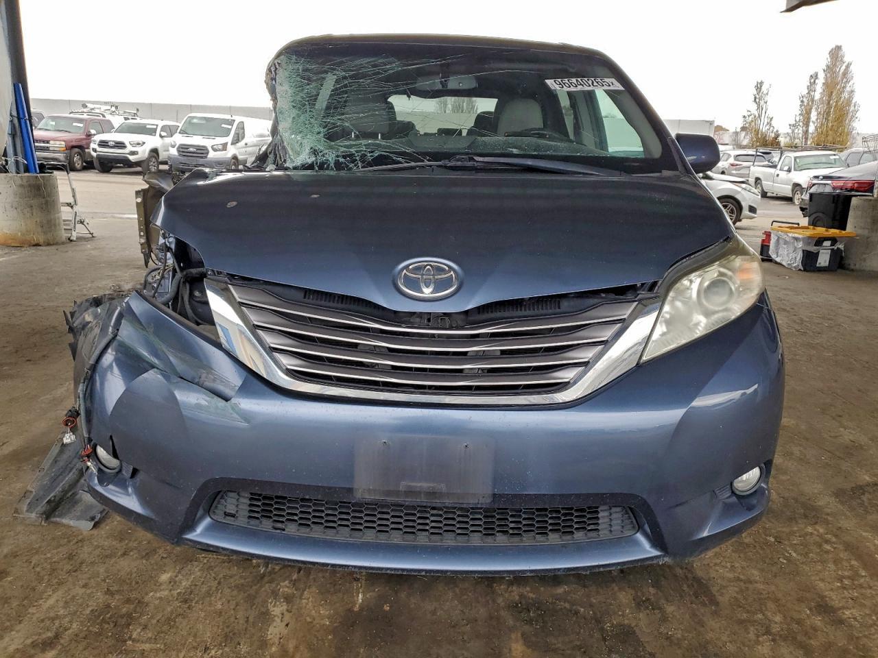 2017 TOYOTA SIENNA