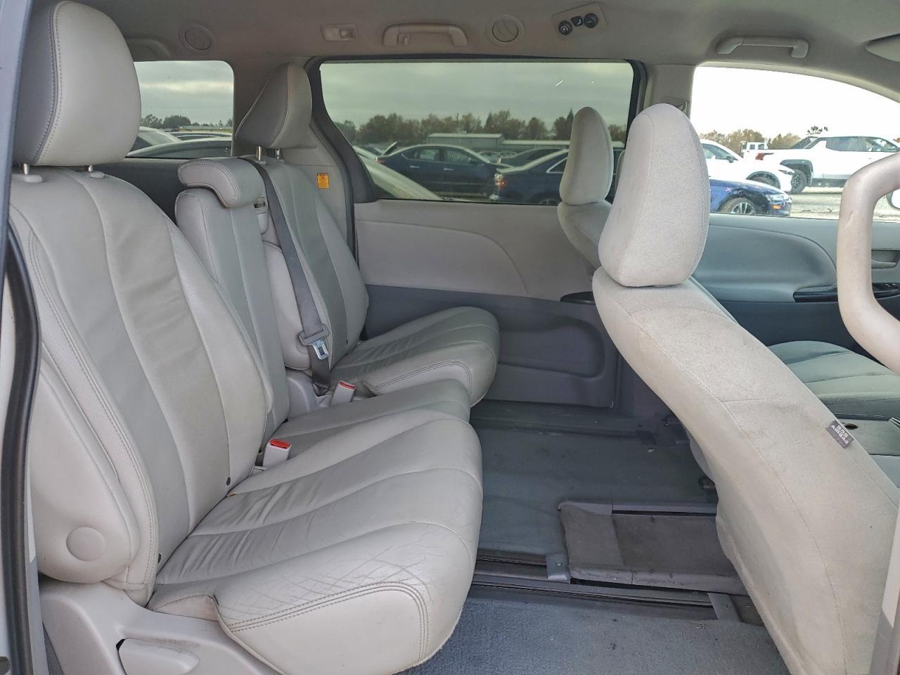 2012 TOYOTA SIENNA