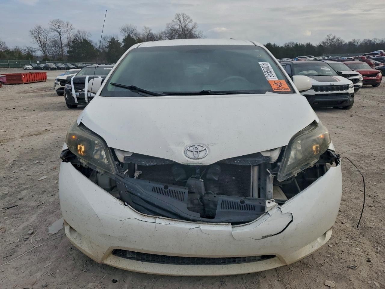 2011 TOYOTA SIENNA