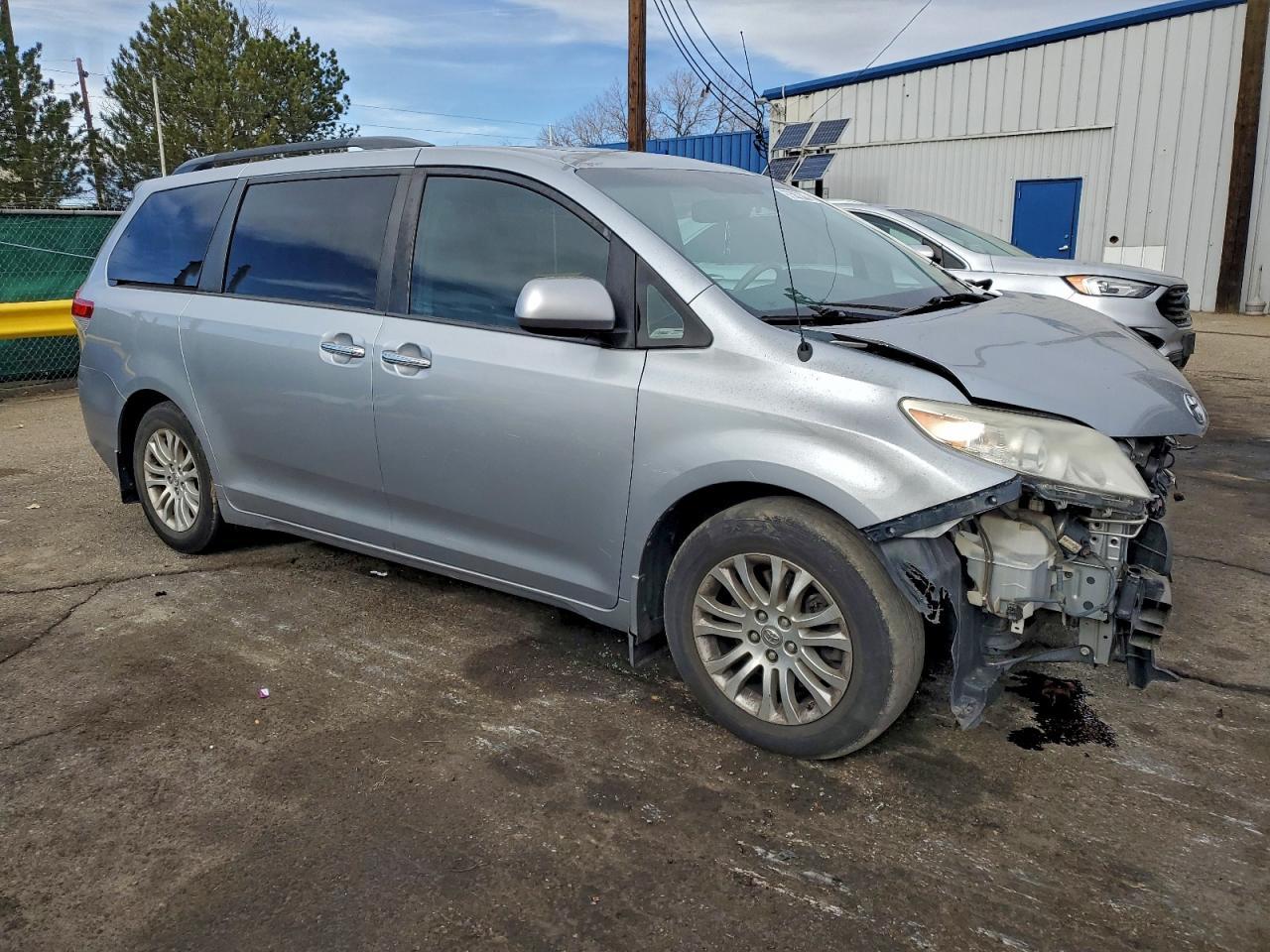 2014 TOYOTA SIENNA