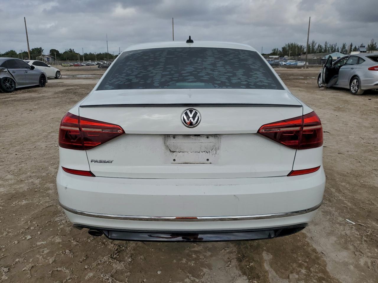 2018 VOLKSWAGEN Passat