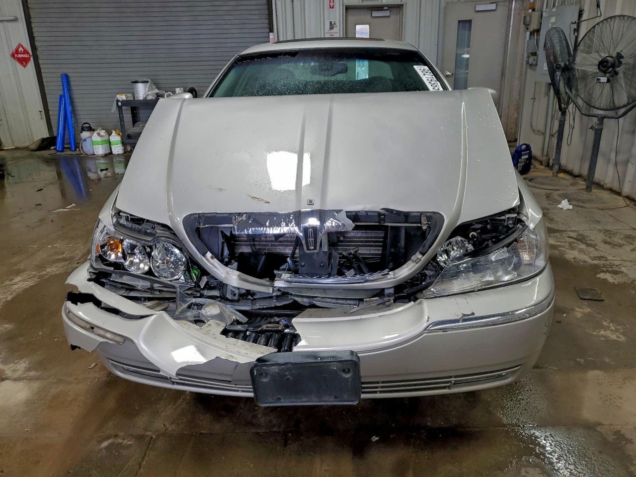 2003 LINCOLN Town Car