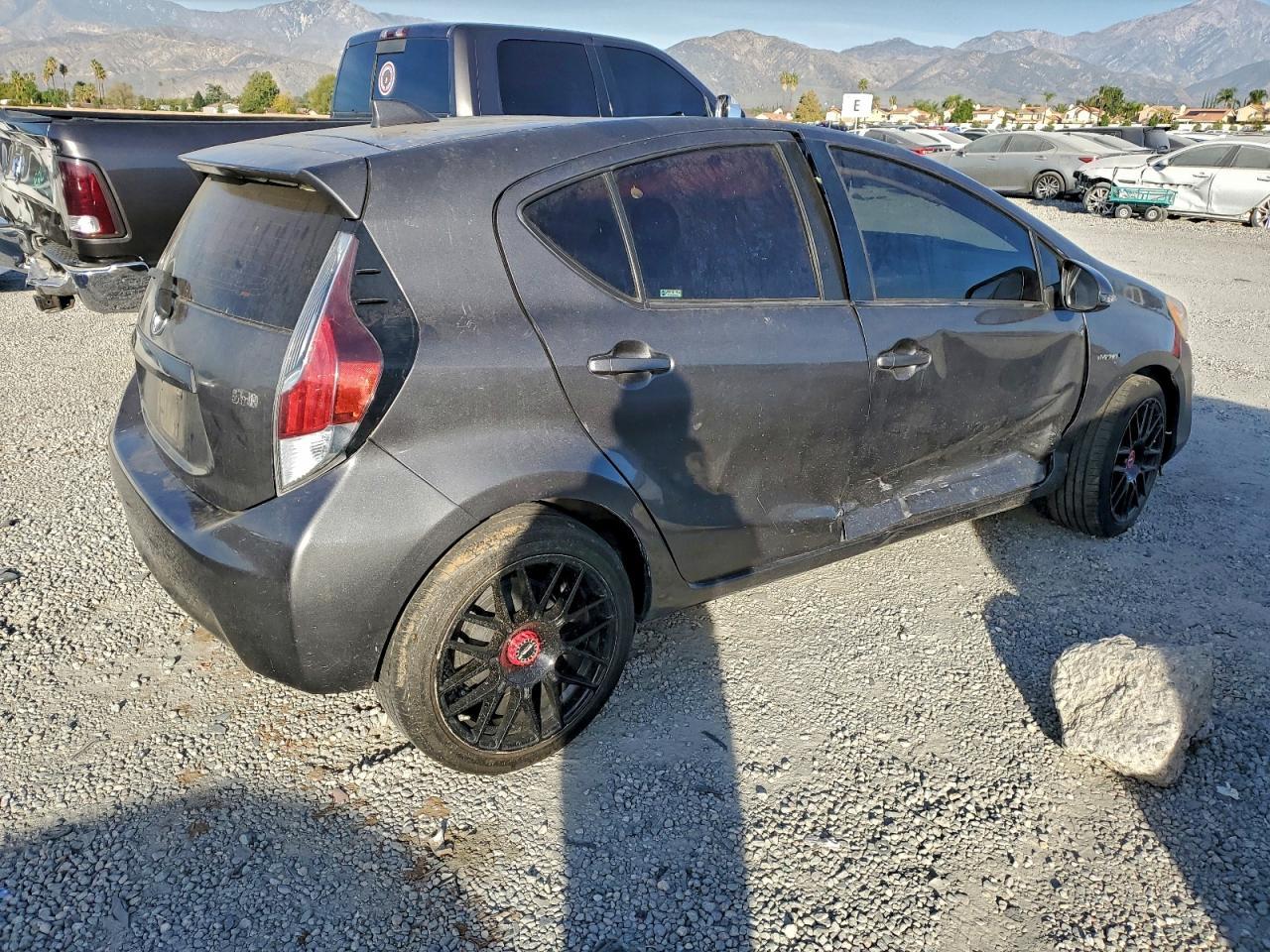 2016 TOYOTA Prius c