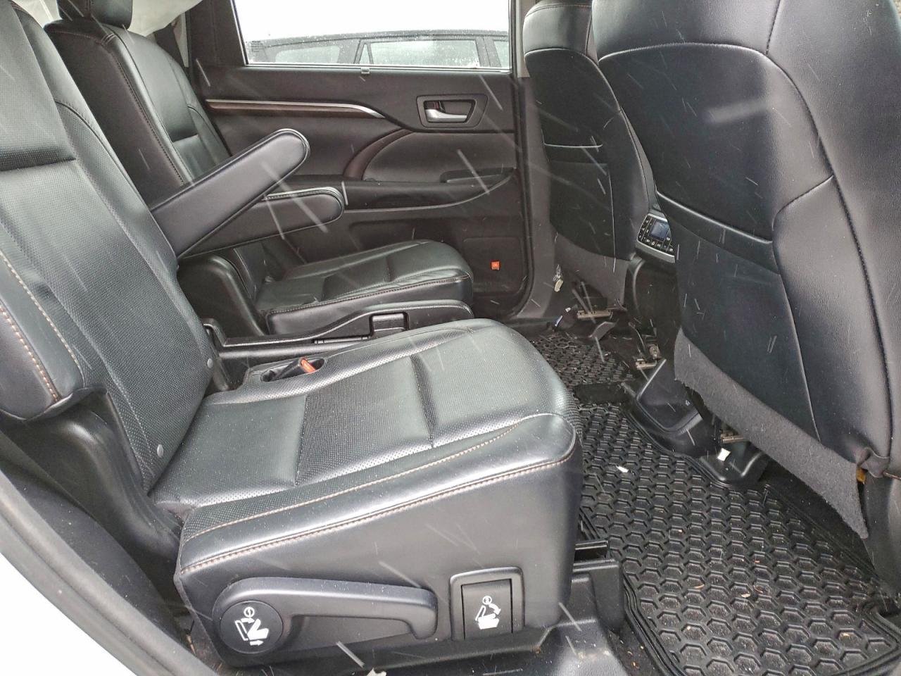 2016 TOYOTA HIGHLANDER