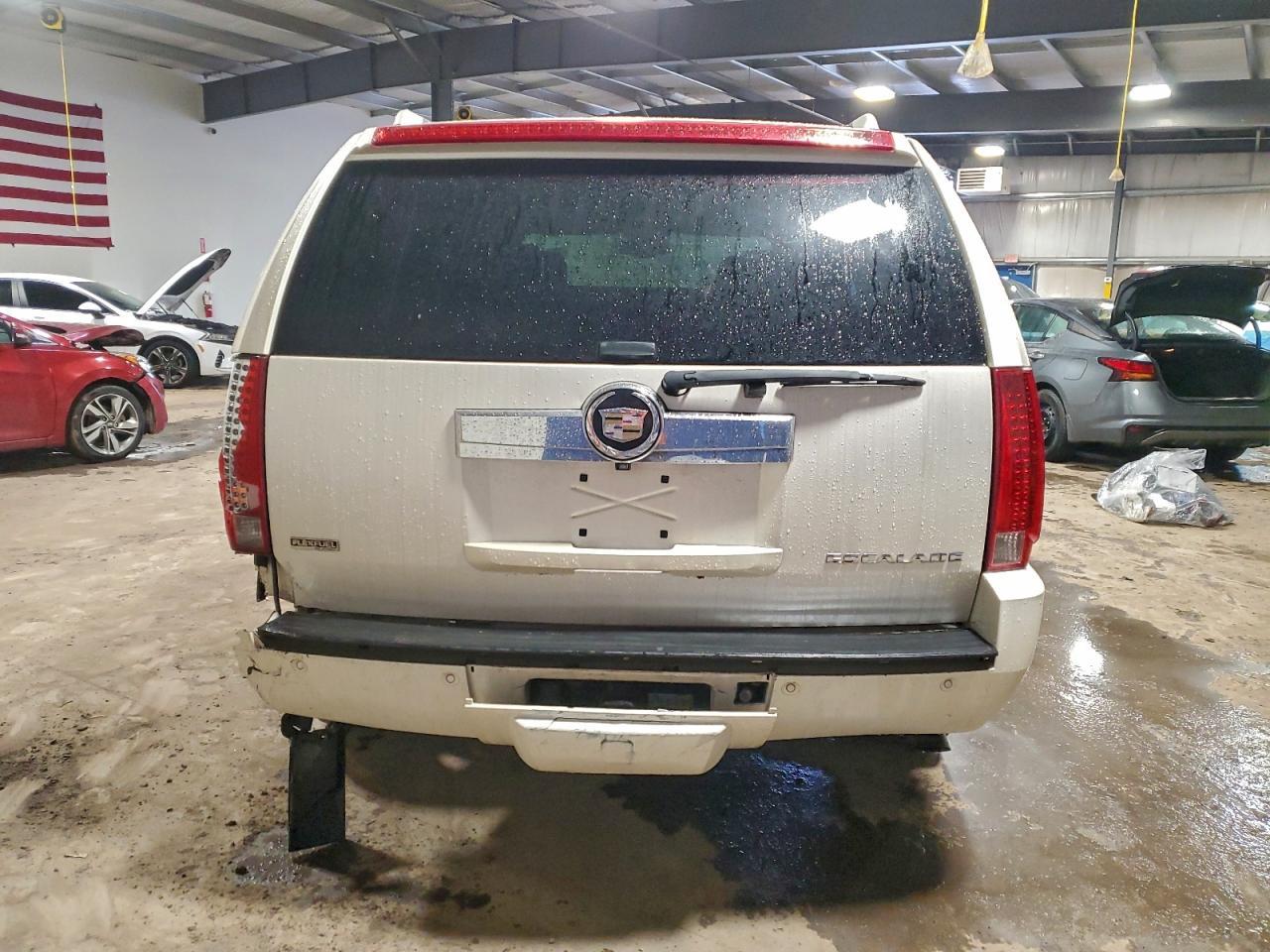 2010 CADILLAC ESCALADE