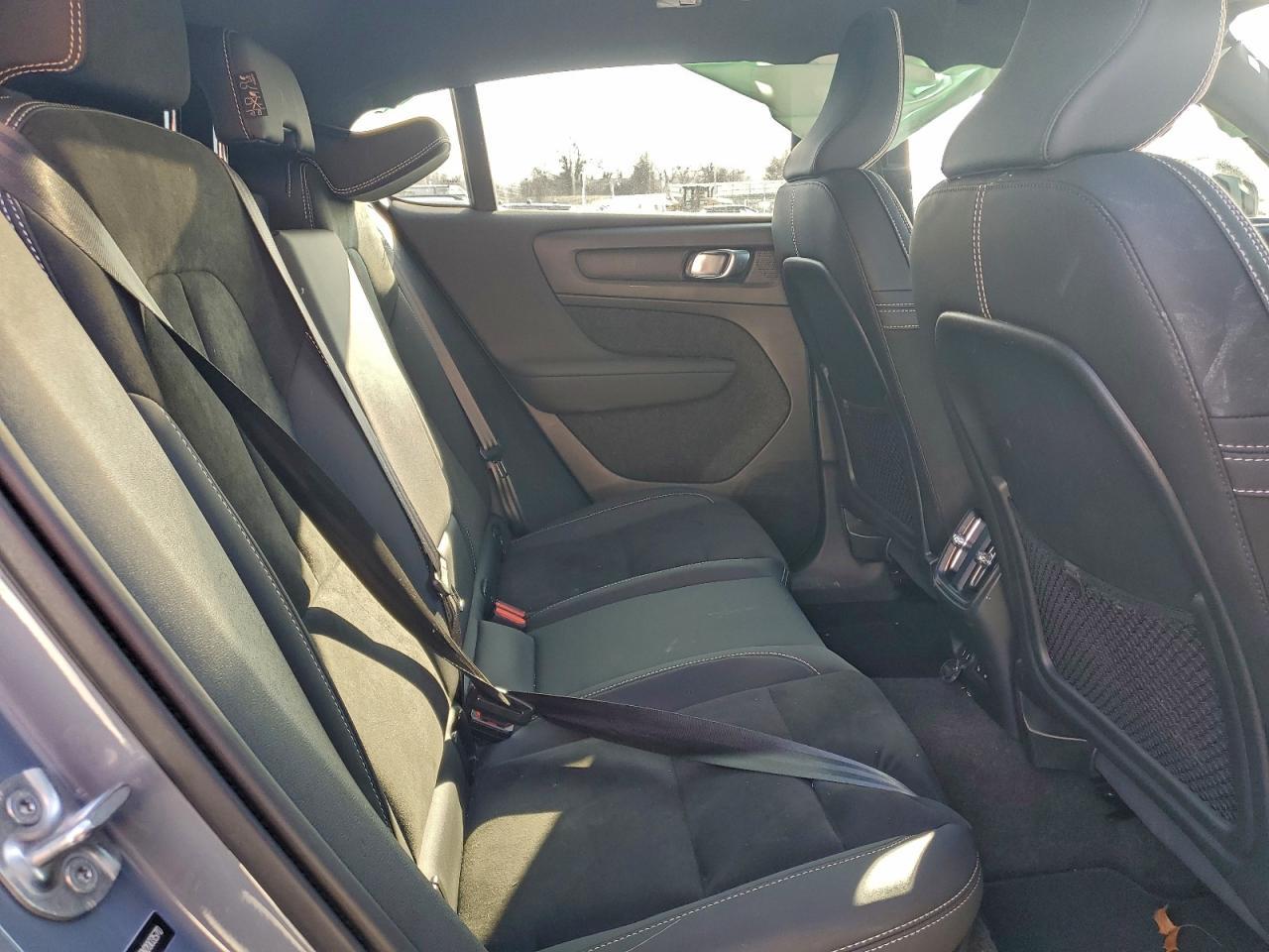 2022 VOLVO C40