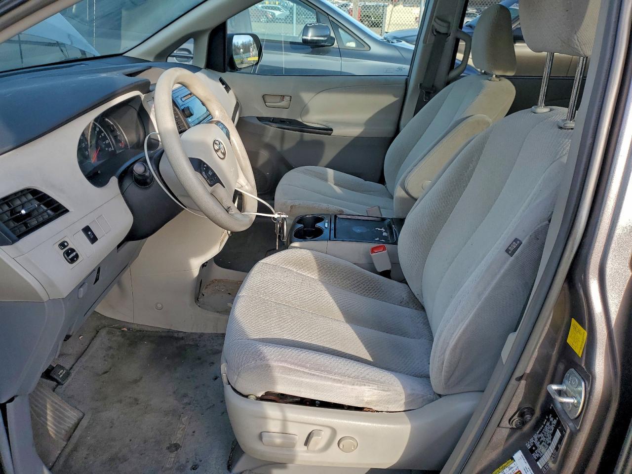 2011 TOYOTA SIENNA