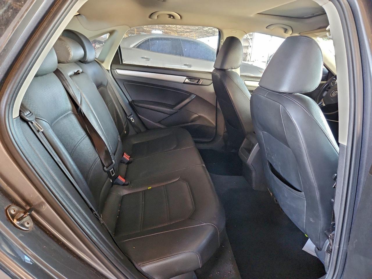 2012 VOLKSWAGEN Passat