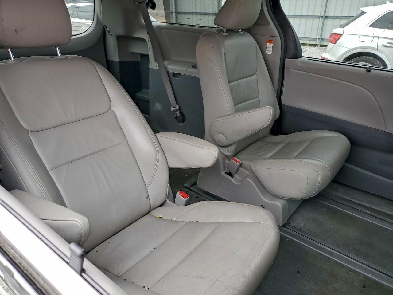 2016 TOYOTA SIENNA