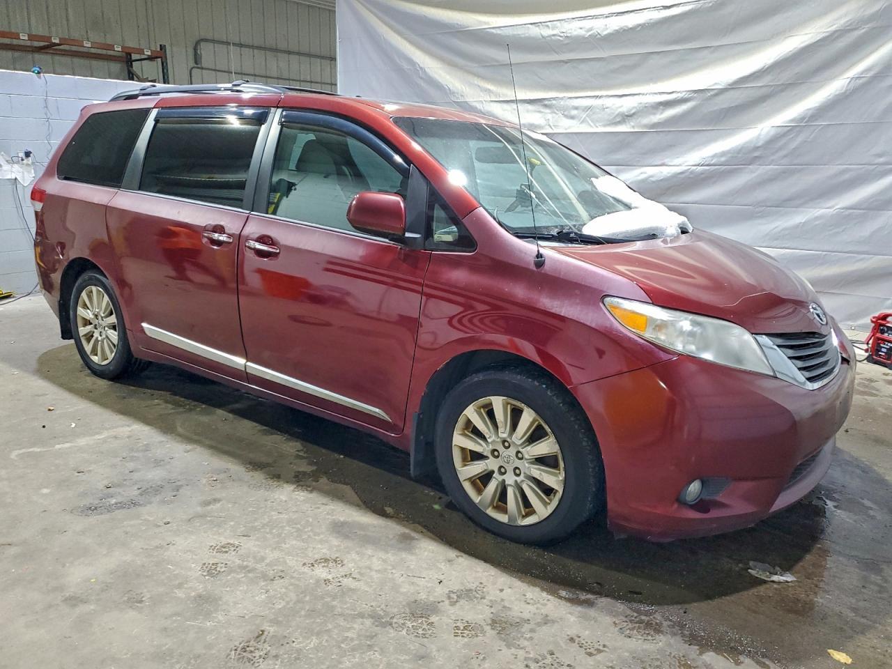 2013 TOYOTA SIENNA