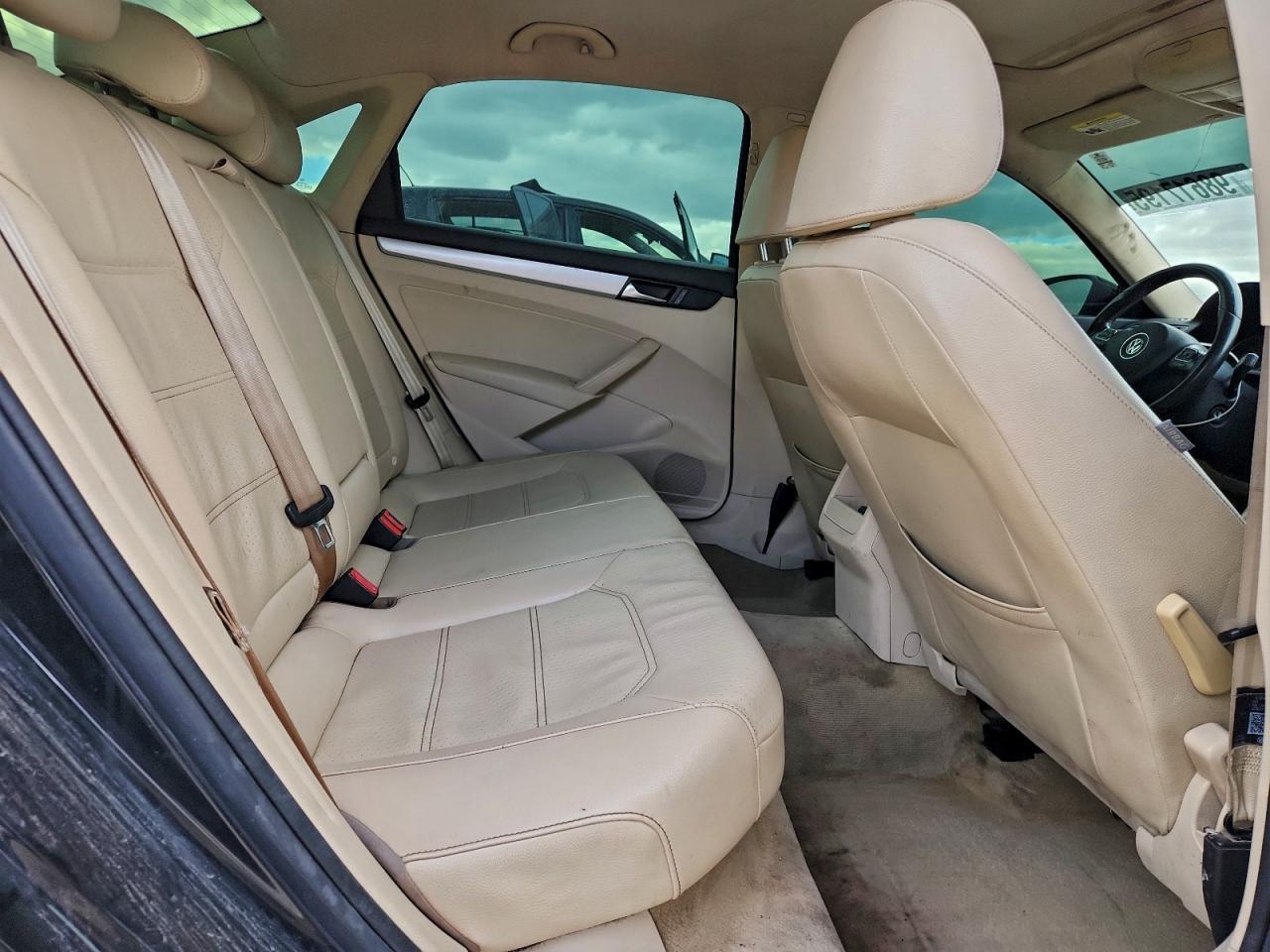 2012 VOLKSWAGEN Passat
