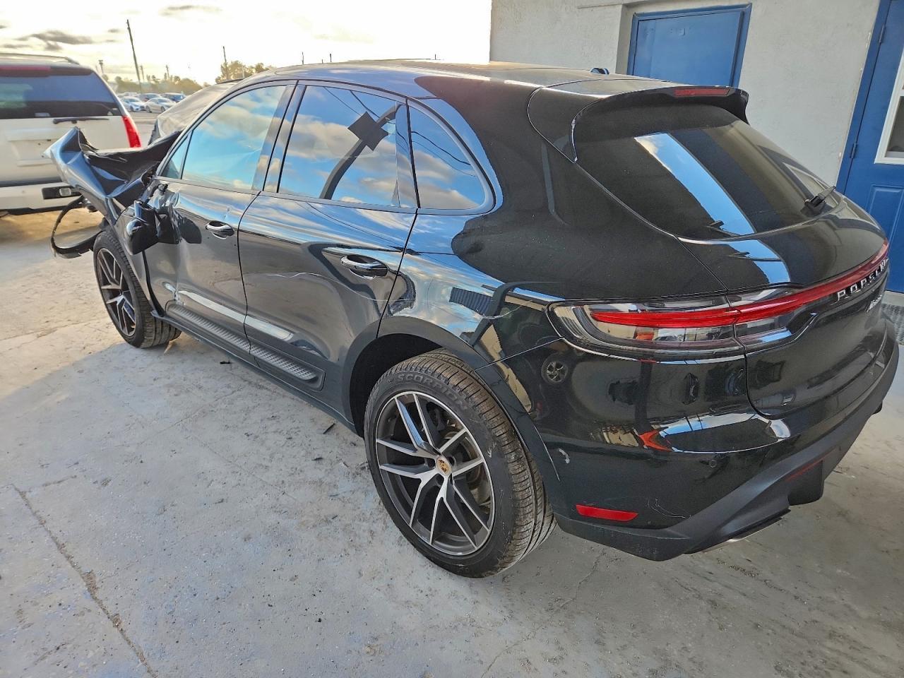 2025 PORSCHE Macan