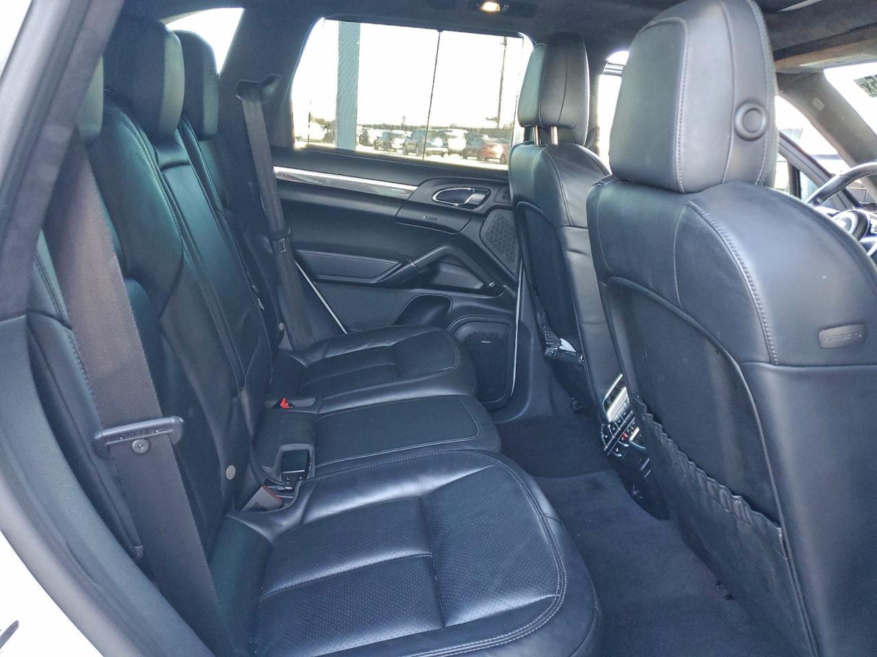 2016 PORSCHE CAYENNE