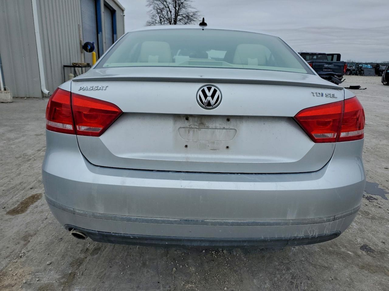 2012 VOLKSWAGEN Passat