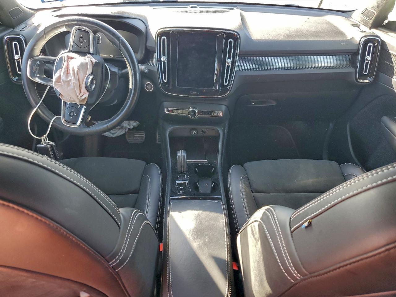2019 VOLVO XC40