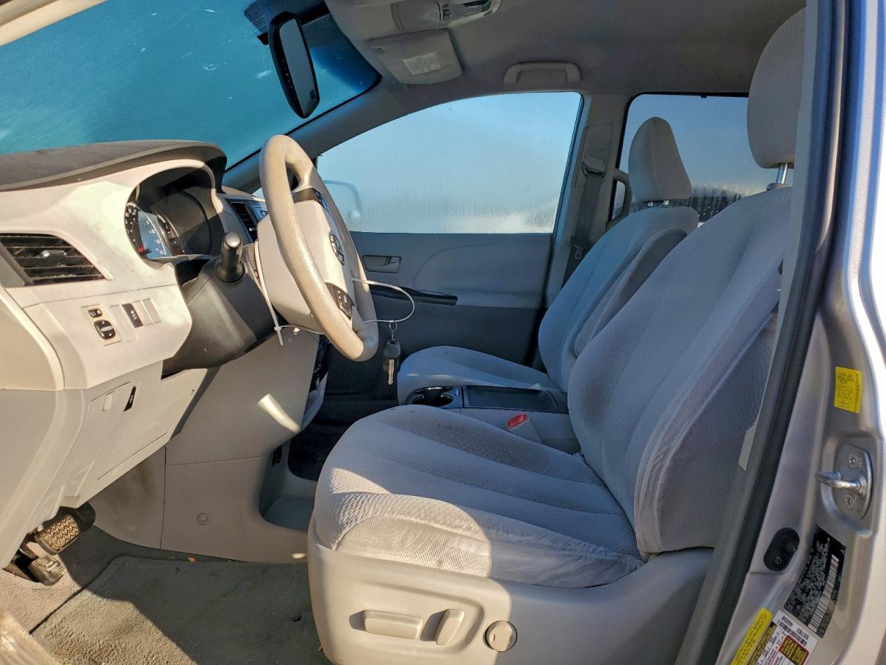 2011 TOYOTA SIENNA