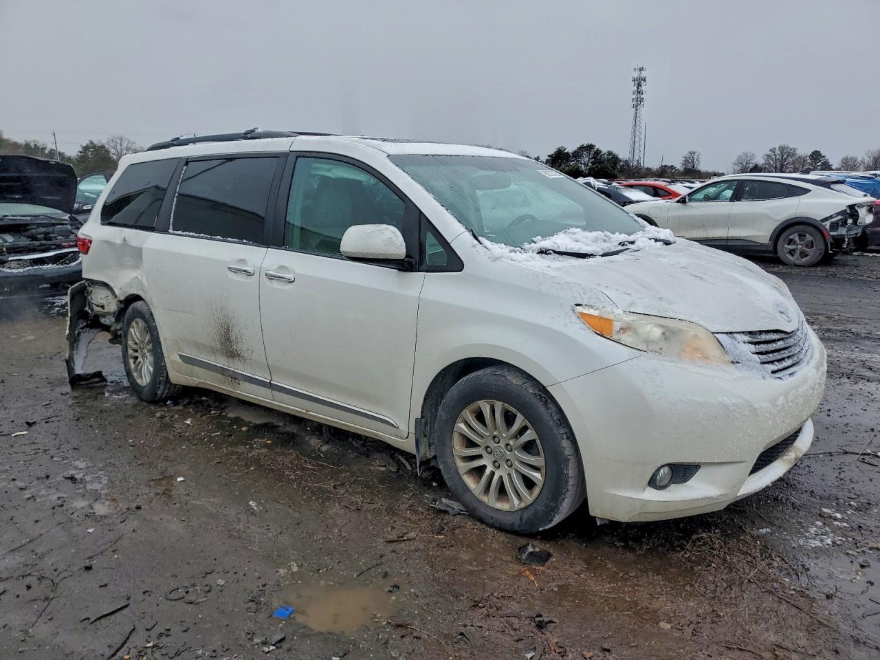 2015 TOYOTA SIENNA