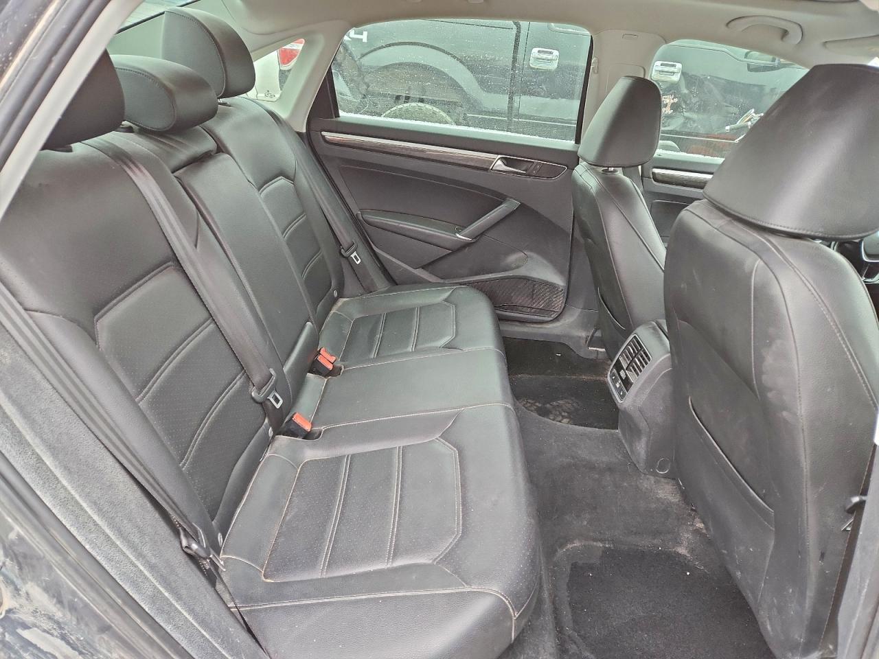 2017 VOLKSWAGEN Passat