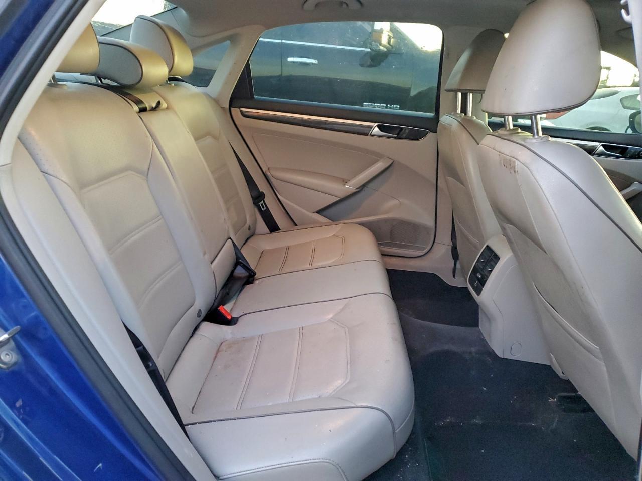 2016 VOLKSWAGEN Passat