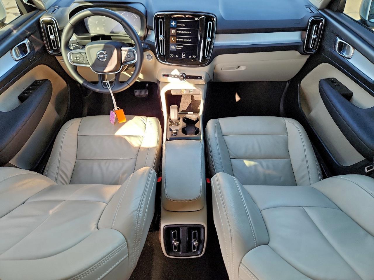 2022 VOLVO XC40