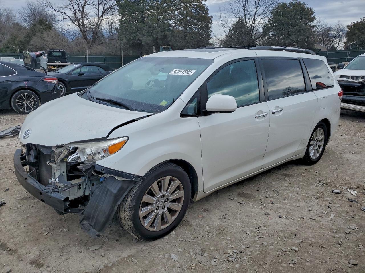 2011 TOYOTA SIENNA