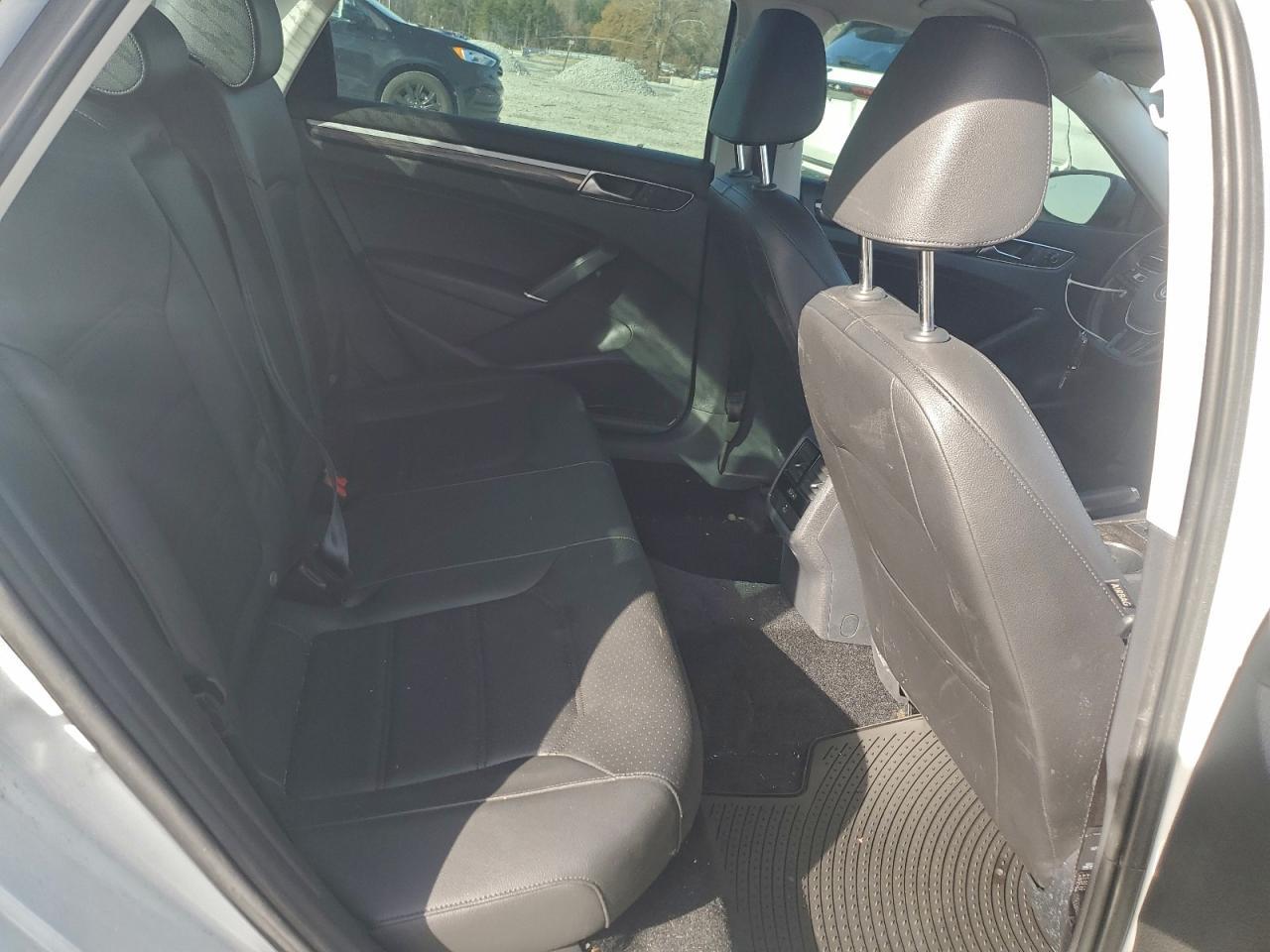 2017 VOLKSWAGEN Passat