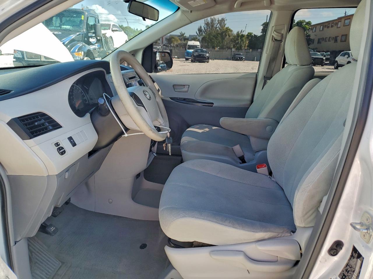 2013 TOYOTA SIENNA