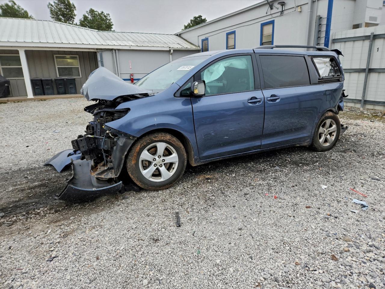 2017 TOYOTA SIENNA