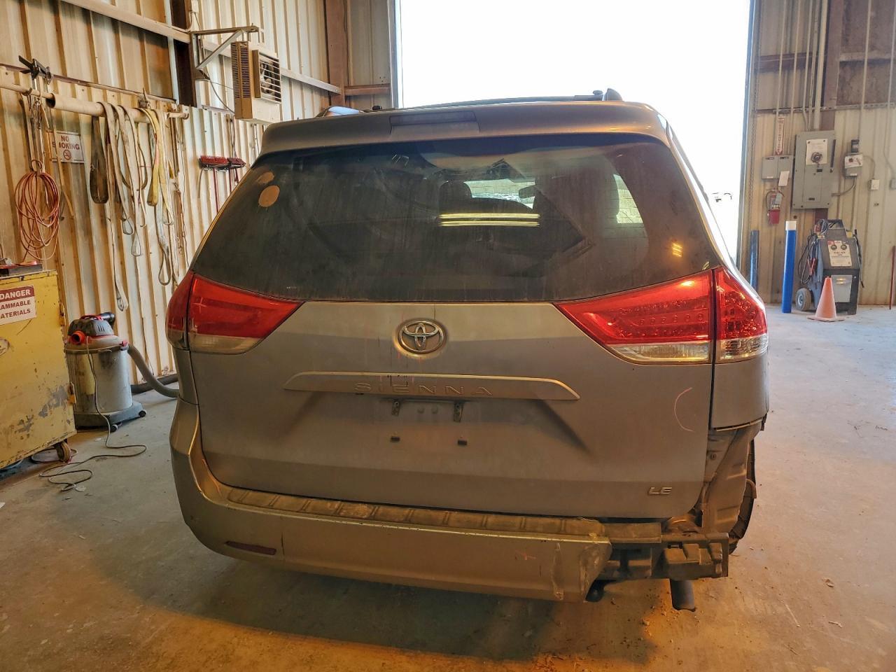 2011 TOYOTA SIENNA