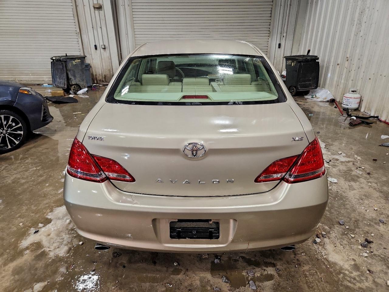 2005 TOYOTA Avalon