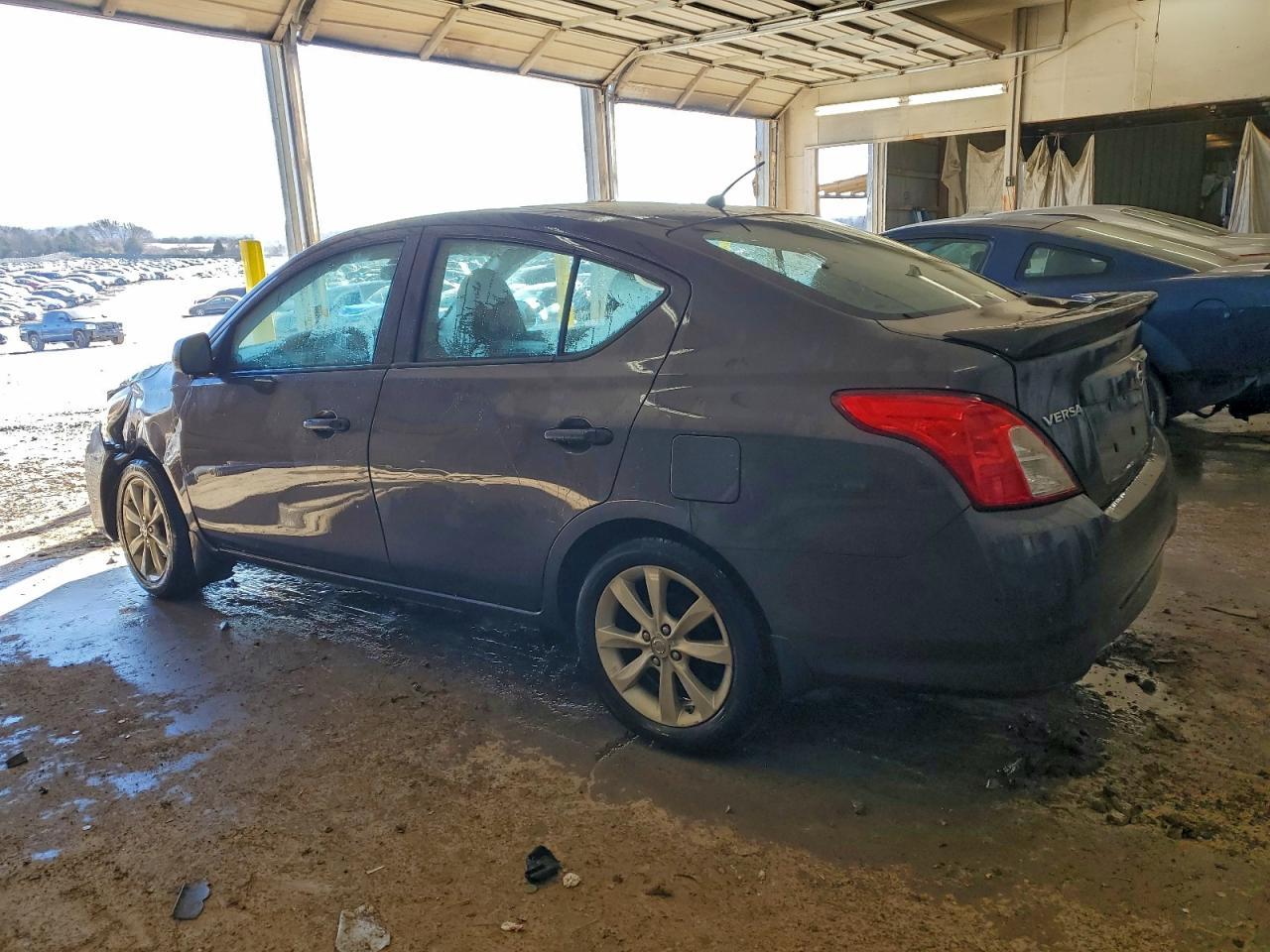 2015 NISSAN VERSA