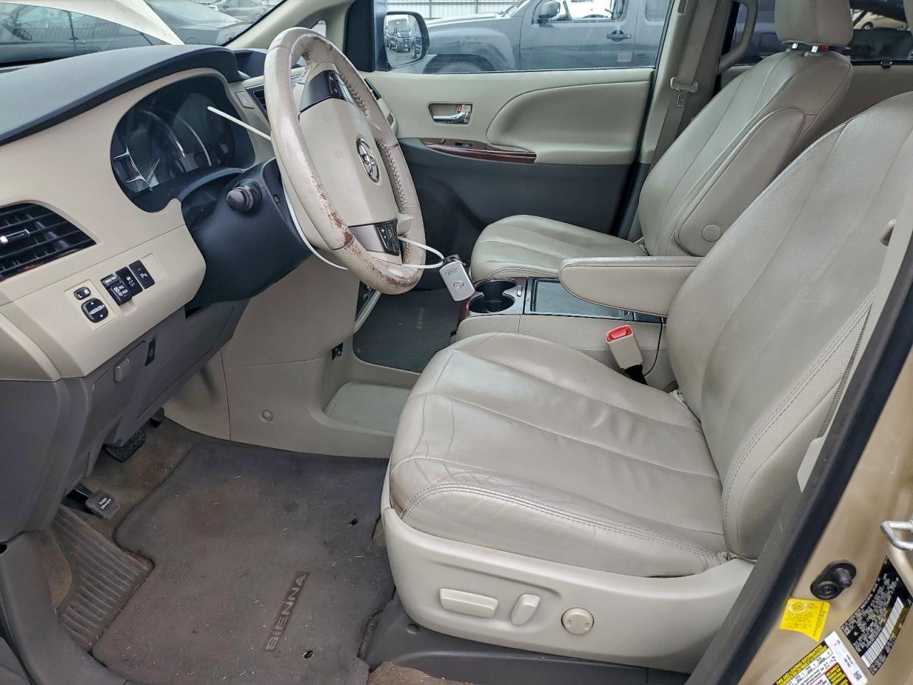 2012 TOYOTA SIENNA