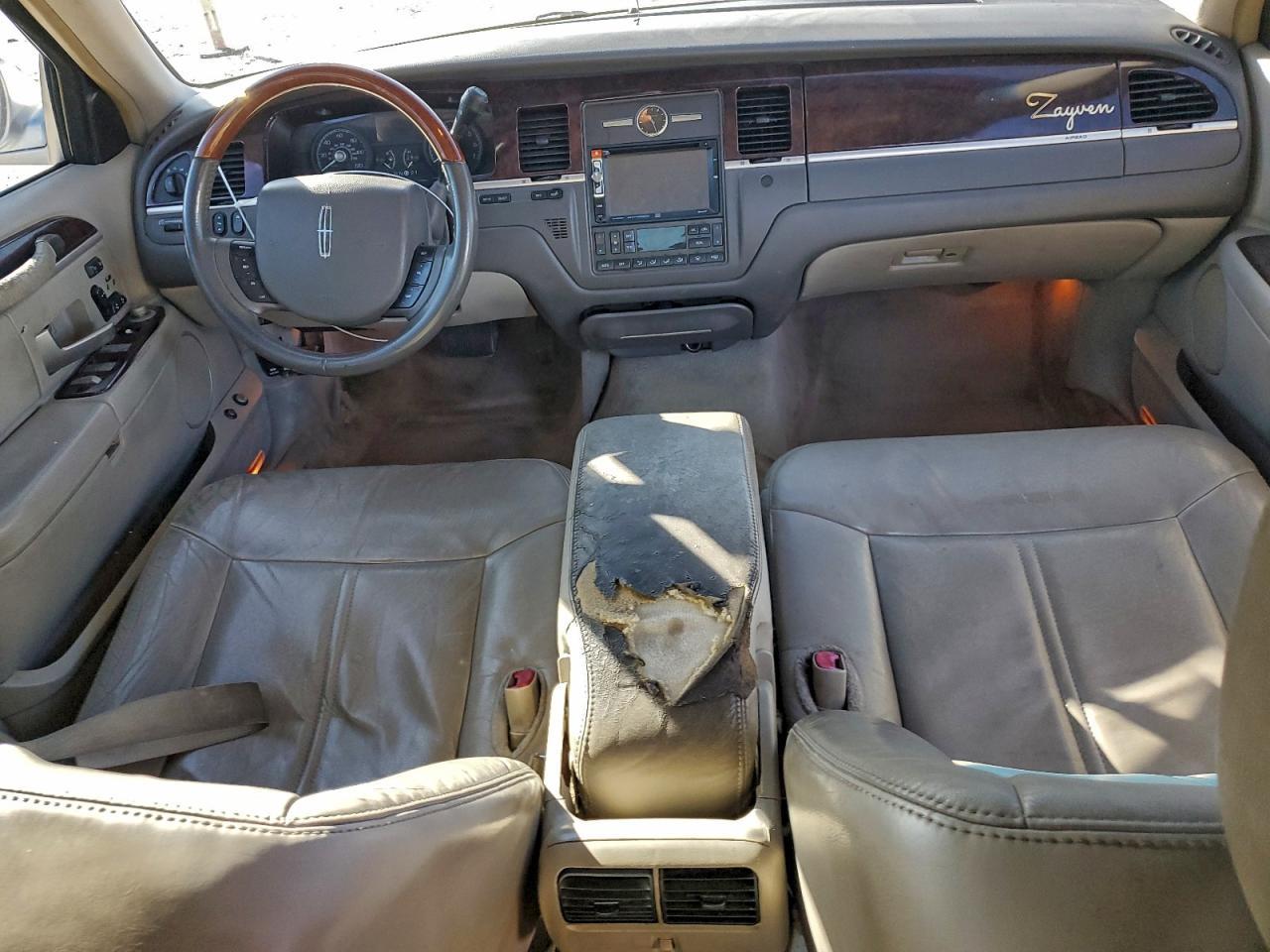 2011 LINCOLN Town Car