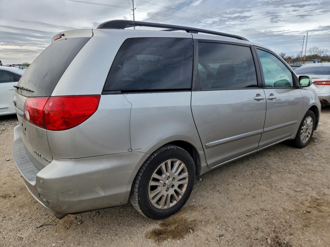 2010 TOYOTA SIENNA