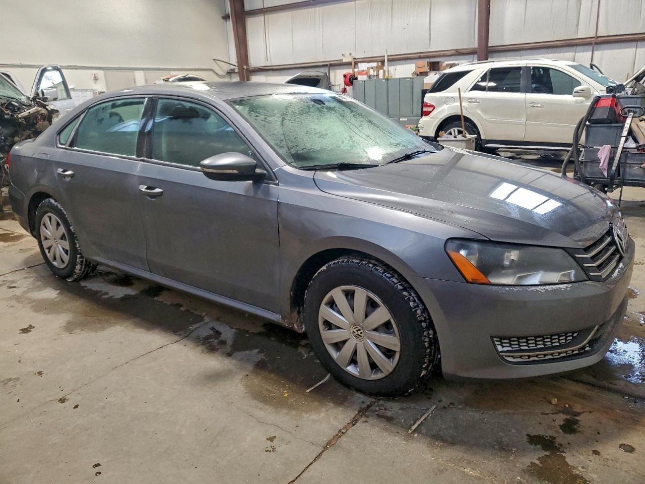 2012 VOLKSWAGEN Passat