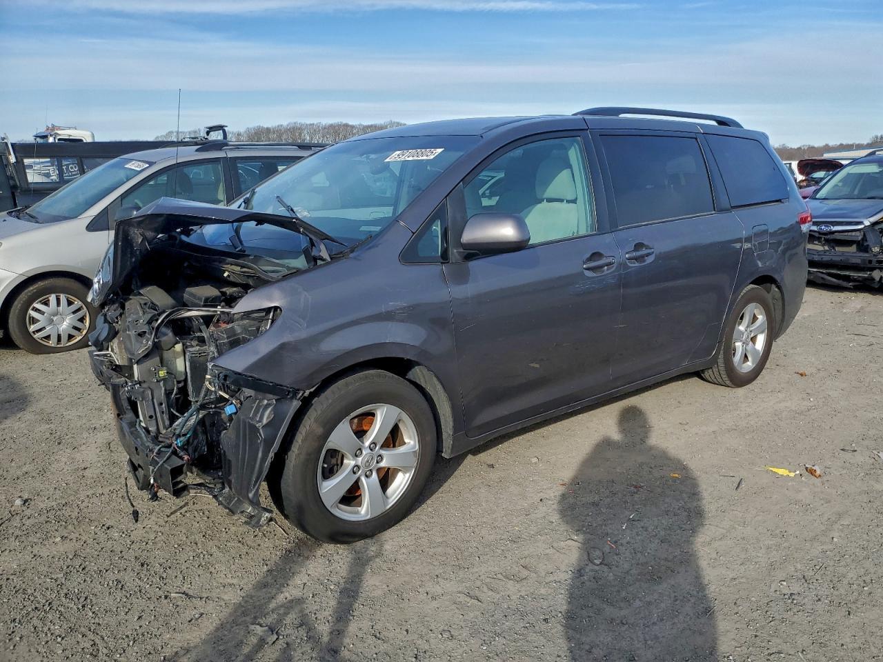 2011 TOYOTA SIENNA